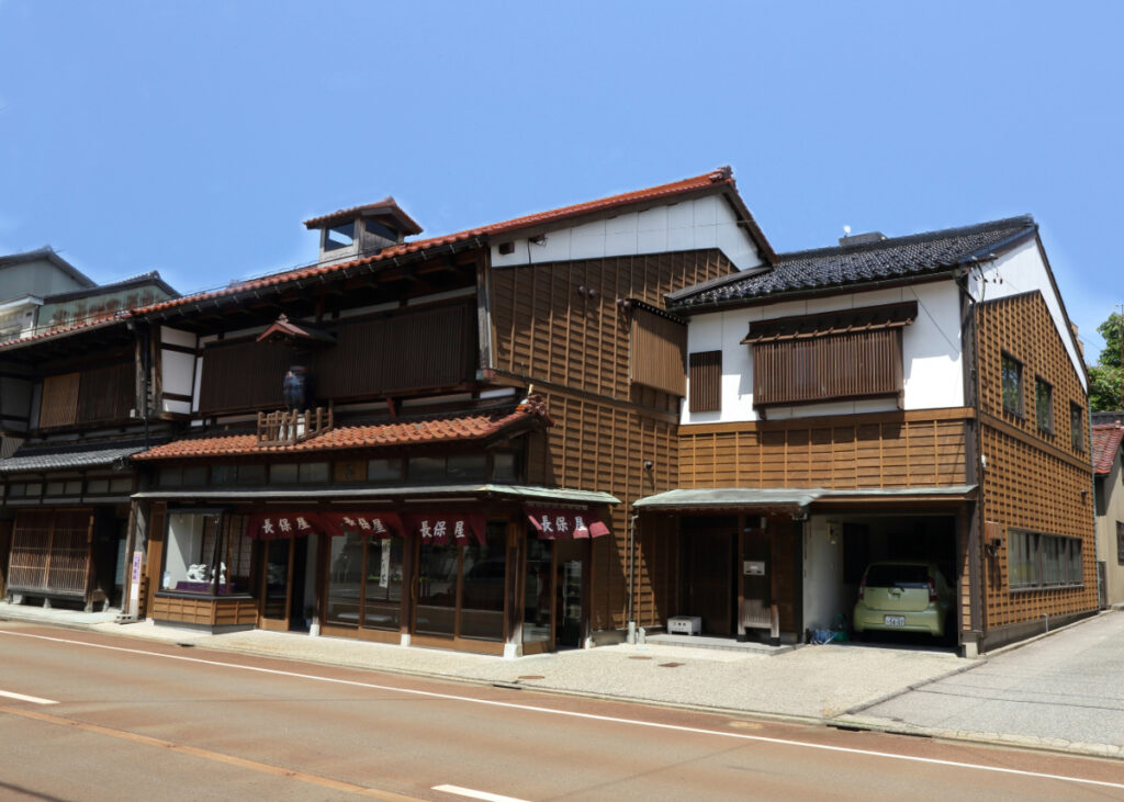 石川県小松市で棒茶などの日本茶を販売する『長保屋茶舗』のお店の外観