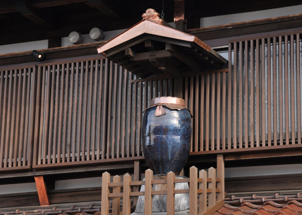茶壺という江戸時代に加賀棒茶の茶葉を保存する目的で使用された道具