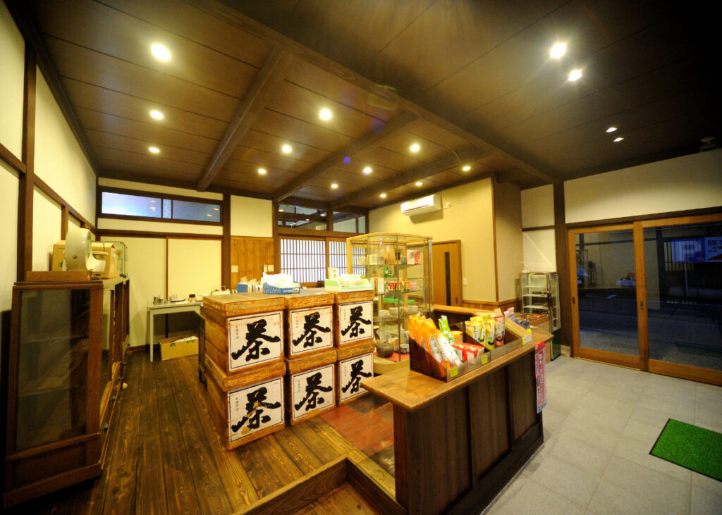 石川県小松市の製茶店『長保屋茶舗』の店内に加賀棒茶の保存容器の茶箱が置いてある