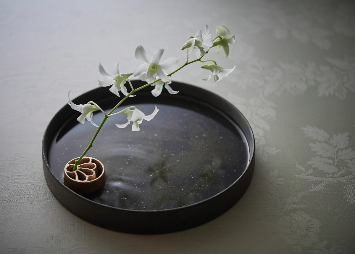「針のない剣山」で花をいける新スタイル。小さな花器に秘められた“地球をめぐる金属の旅”とは？