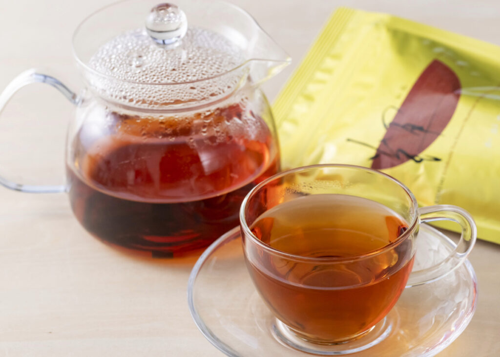 石川県加賀市産の茶葉を使った和紅茶「加賀の紅茶」がティーカップとポットに入っている