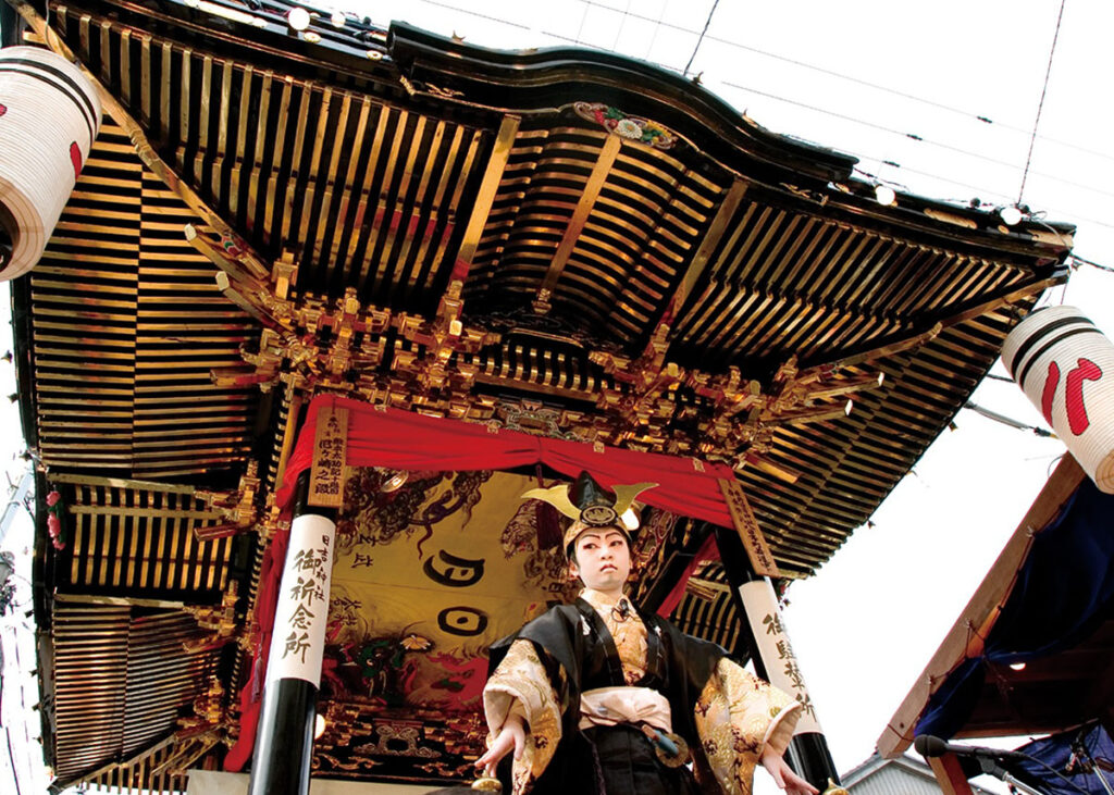 「お旅祭り」の目玉イベント「曳山子供歌舞伎」の様子