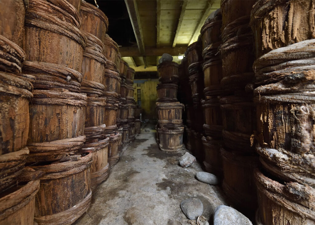 ふぐの子糠漬けを木樽に漬け込んで製造する様子
