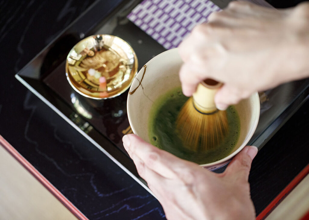 茶道をする人の手元写真