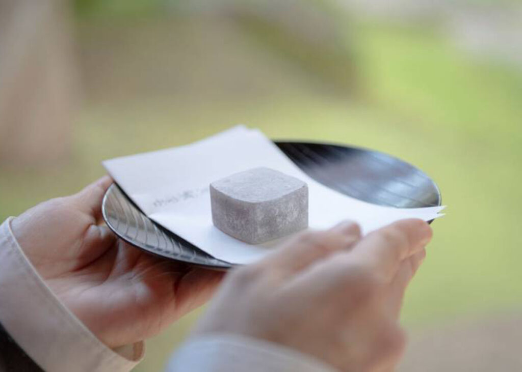 石川県加賀市の和菓子店『音羽堂』の銘菓「加賀紫雲石」