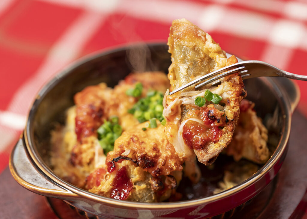 石川県七尾市の居酒屋「朝漁れ一番哲」の牡蠣餃子のグラタン