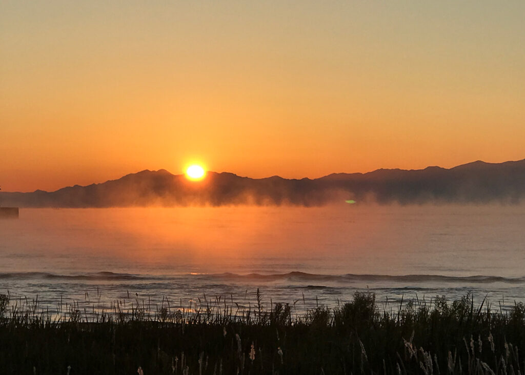 石川県七尾市の鹿渡島漁港の朝日