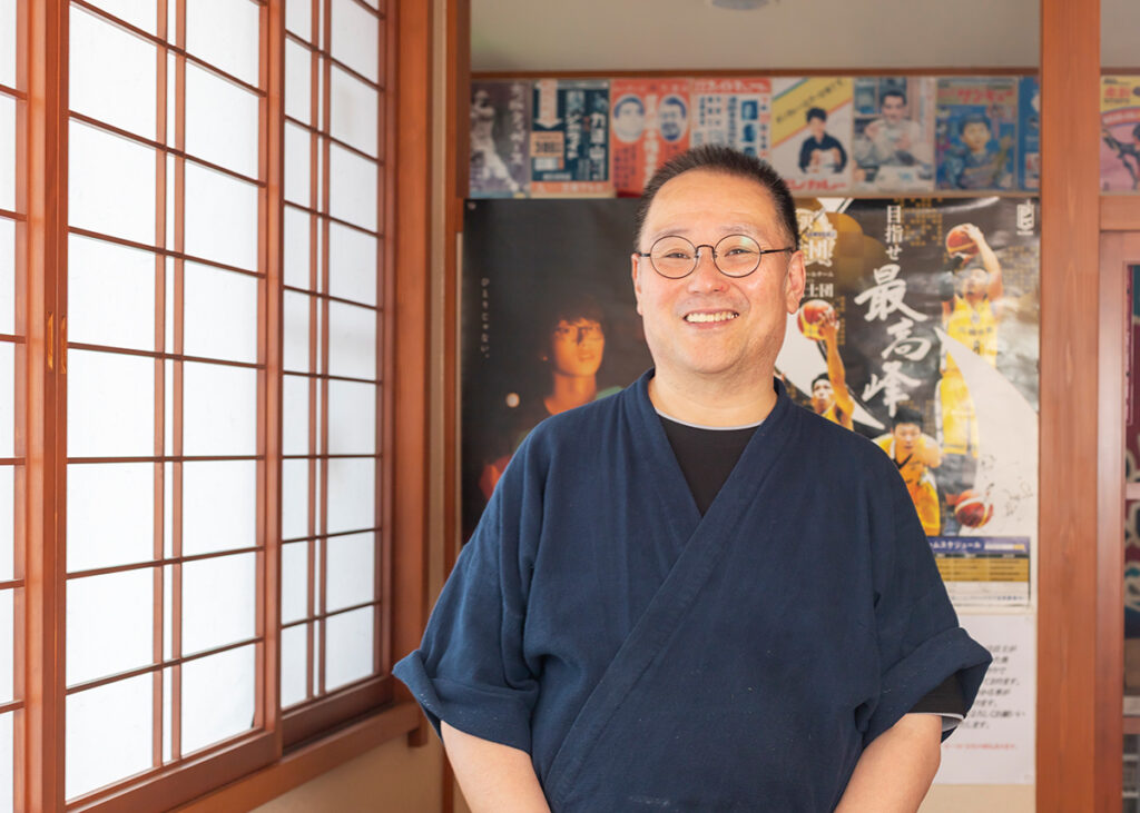 石川県七尾市の居酒屋「朝漁れ一番哲」の店主の会田哲也さん