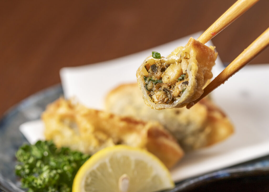 石川県七尾市の居酒屋「朝漁れ一番哲」の牡蠣餃子