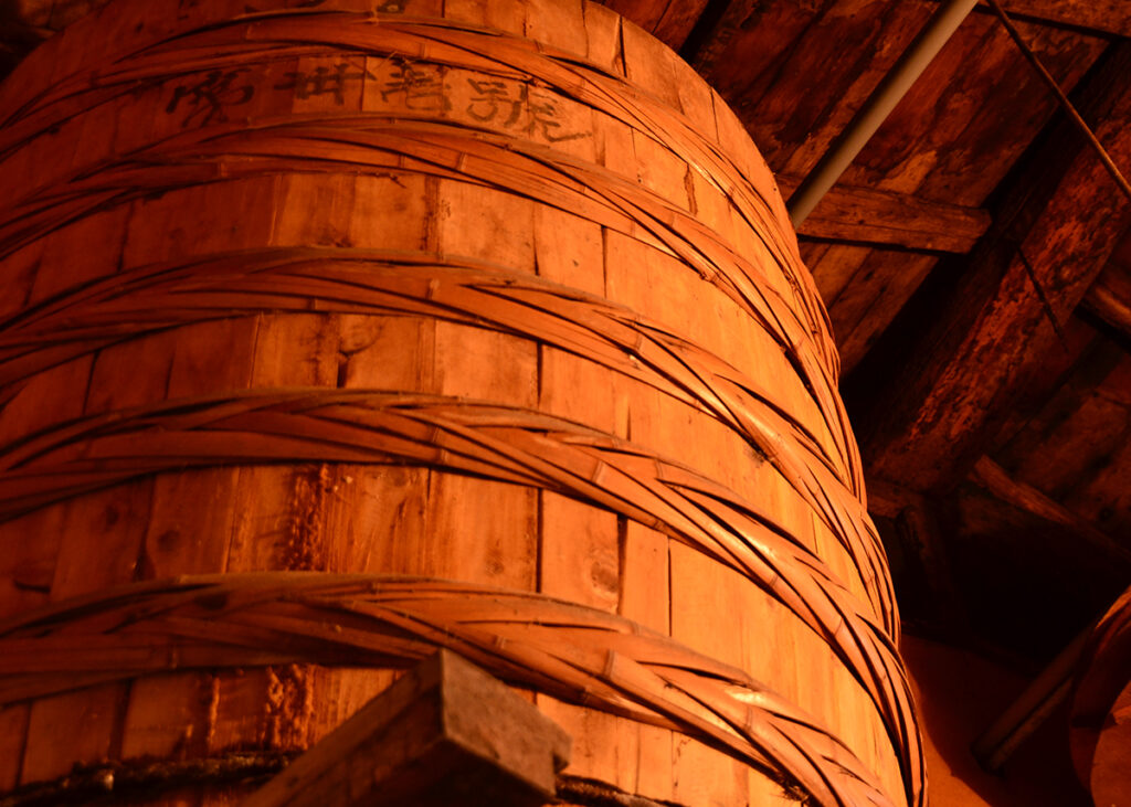 伝統的な木桶を使用した味噌の仕込み（写真提供：橋栄醤油みそ）