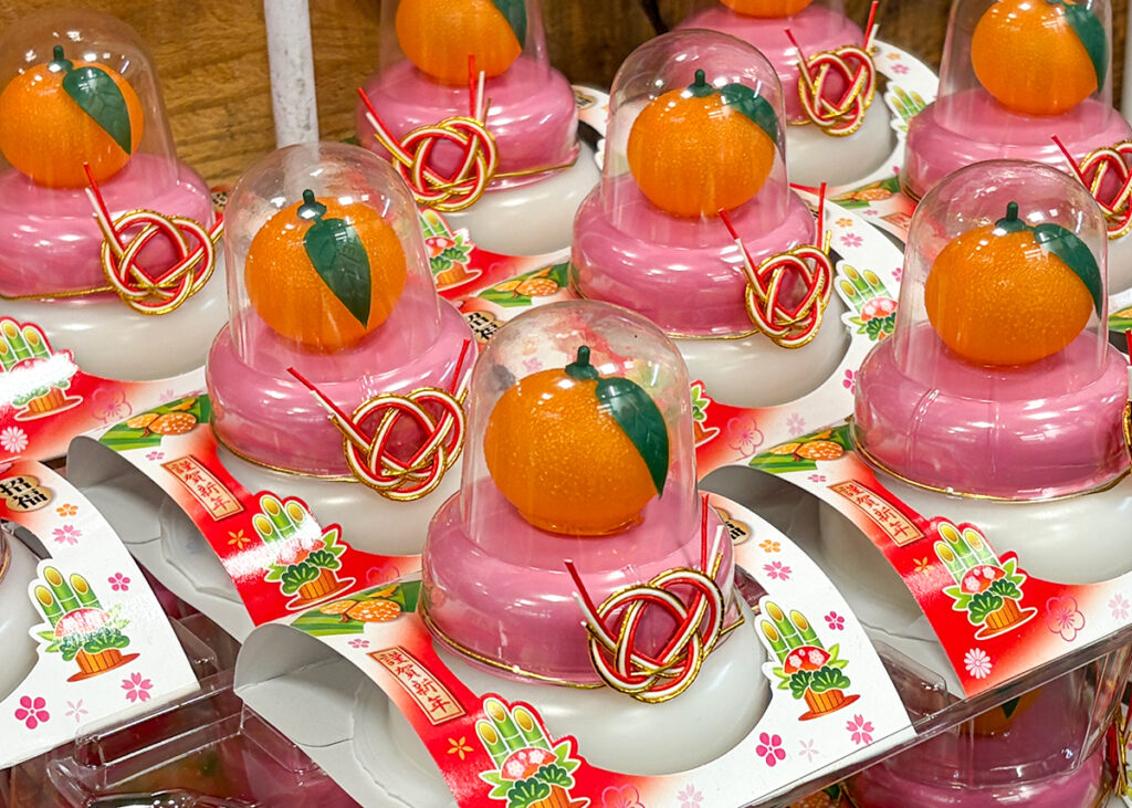 金沢独自のお餅が紅白になった鏡餅が並んでいる様子