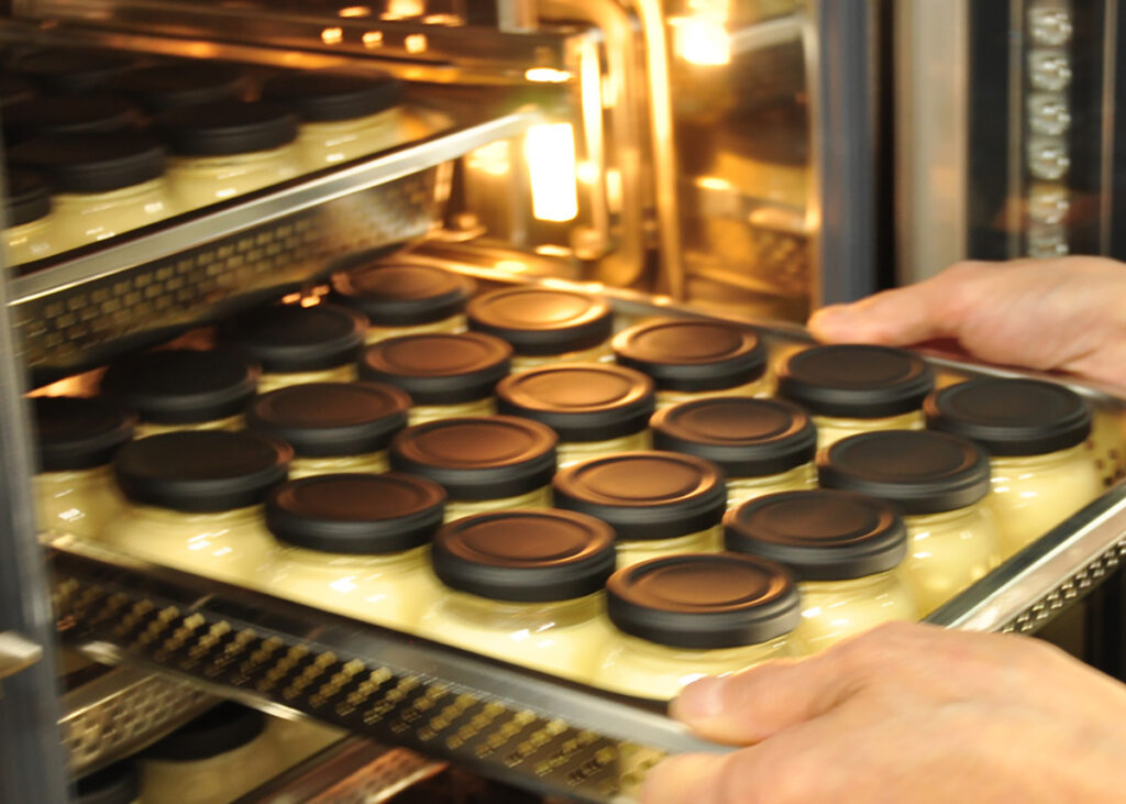 金沢市ひがし茶屋街の『金澤ぷりん本舗』のプリンを製造する様子